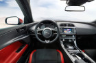 Das Jaguar XE Cockpit in den Farben rot und schwarz