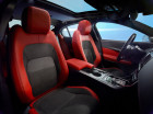 Fahrer und Beifahrersitz des Mittelklasseautos Jaguar XE