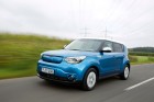 Fahraufnahme des Elektroautos Kia Soul EV in blau