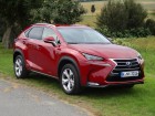 Standaufnahme von einem roten Lexus NX300h