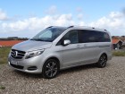 Silbergrauer Mercedes-Benz V220 CDI in der Seitenansicht
