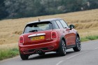 Roter Mini Cooper S 5-Türer beim Fahren in der Heckansicht
