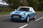 Hellblauer Mini Cooper SD 5-Türer mit weißen Streiffen auf der Motorhaube