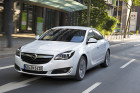 Fahraufnahme von einem weißen Opel Insignia von vorne