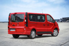 Opel Vivaro Combi in rot in der Heckansicht