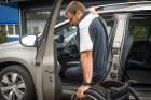Rollstuhlfahrer steigt in den umgebauten Peugeot 2008