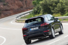 Fahraufnahme von einem Porsche Cayenne Diesel 2015 in der Kurve