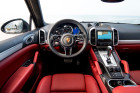 Das Cockpit des Porsche Cayenne Turbo 2015 mit roten Ledersitzen