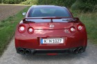 Der mächtige Heckspoiler des Sportwagens Nissan GT-R