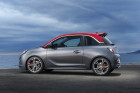 Der Opel Adam S auf sportlichen Felgen und rotem Dach