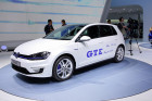 weißer Volkswagen Golf GTE mit hybrid-technik auf messe