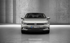 Silberner Volkswagen Passat Limousine in der Frontansicht