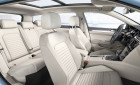 Helle Sitze im Innenraum des Volkswagen Passat Limousine