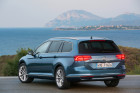 Volkswagen Passat Variant in Blau in der Heckansicht