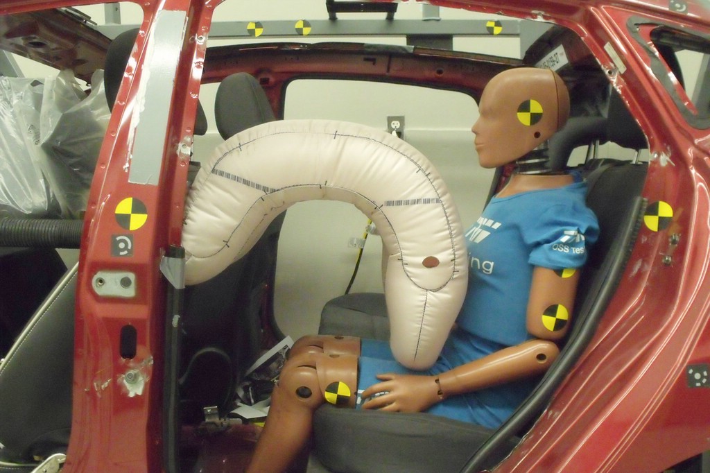Der Rücksitz-Airbag entfaltet sich aus dem Vordersitz und schützt auch, wenn dieser weit vorn steht.