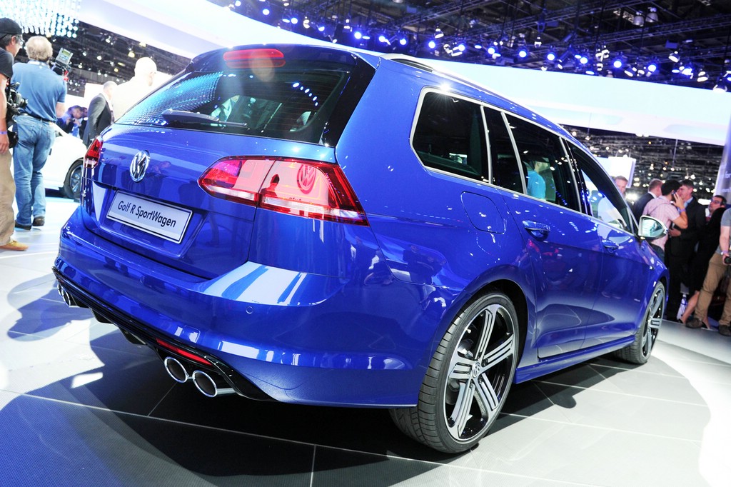 Der Golf R Variant 2015 von Volkswagen in Blau Metallic